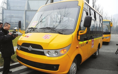 關(guān)注校車(chē)新國(guó)標(biāo):內(nèi)裝黑匣子 新校車(chē)亮相成都(圖) 關(guān)注校車(chē)新國(guó)標(biāo):內(nèi)裝黑匣子 新校車(chē)亮相成都(圖)