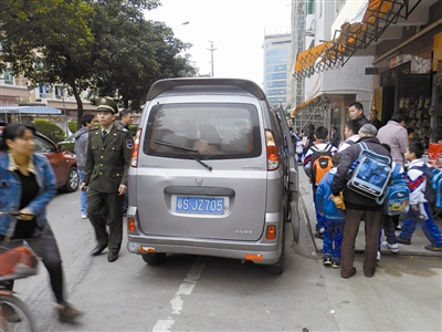 查處現場:“校車”看到執法車就溜(圖) 查處現場:“校車”看到執法車就溜(圖)