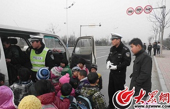 濟南：無證開超載“校車” 被罰4000元拘留15天