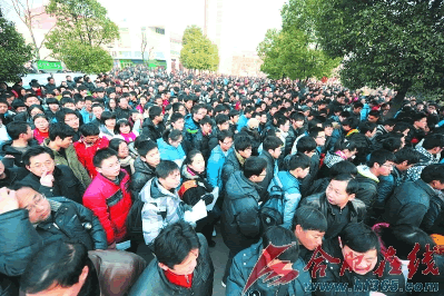 高校“掐尖戰(zhàn)”時事新聞多 校車安全成考題