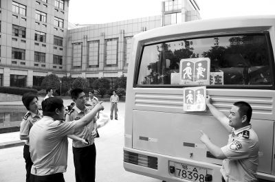 “馬路新堵”期待校車快快“上崗”(圖)