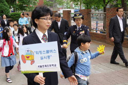 韓國 將校車寫入《道路交通法》(圖) 韓國 將校車寫入《道路交通法》(圖)