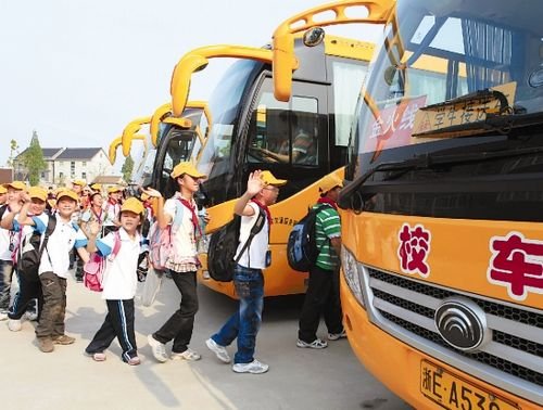 記者體驗(yàn)德清校車：限速40公里 兩名老師看護(hù)