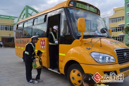 大理首輛“長鼻子”校車上路（圖）