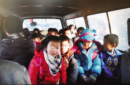 遼寧靈山：幼兒園校車 定員11人載娃17人(圖)