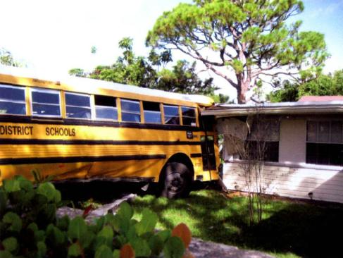 美國(guó)校車：一項(xiàng)延續(xù)百余年的安全工程(圖)