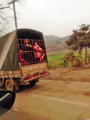 新校車,哪兒去了?(圖) 新校車,哪兒去了?(圖)