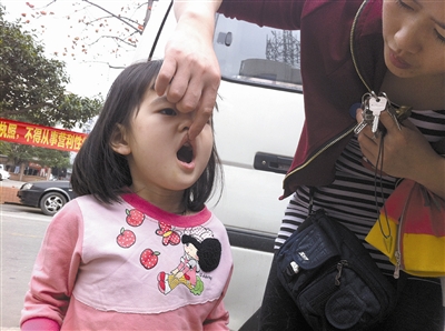 校車急剎車致女童撞斷3顆牙(圖)