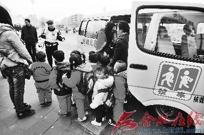 合肥一校車超載十余人　