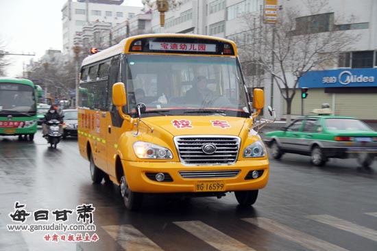 甘肅張掖出現(xiàn)大鼻子校車(圖) 甘肅張掖出現(xiàn)大鼻子校車(圖)