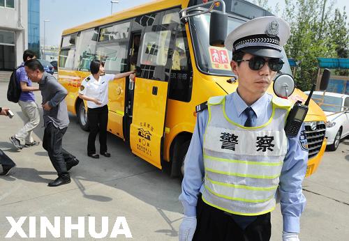 青島:“護校安園”改善校車出行環境 青島:“護校安園”改善校車出行環境
