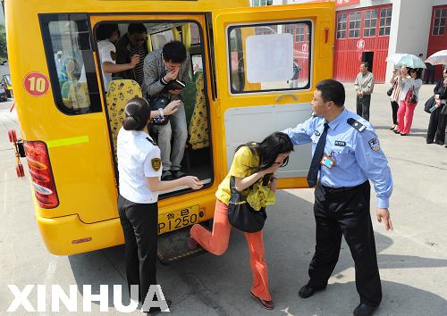 青島:“護校安園”改善校車出行環境 青島:“護校安園”改善校車出行環境