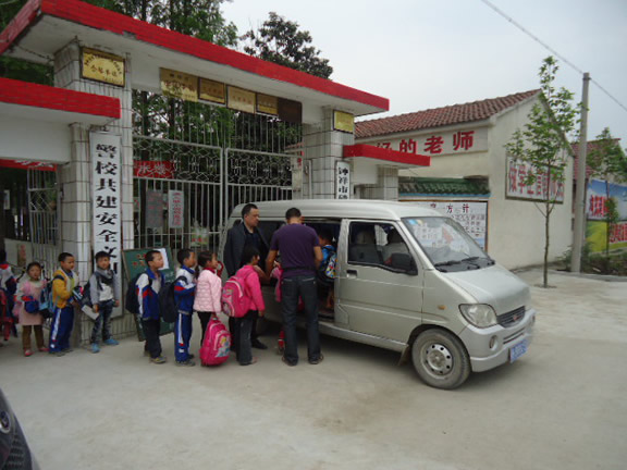 荊門鐘祥市磷礦鎮(zhèn)聯(lián)合小學(xué)：管控社會“校車”服務(wù)學(xué)生