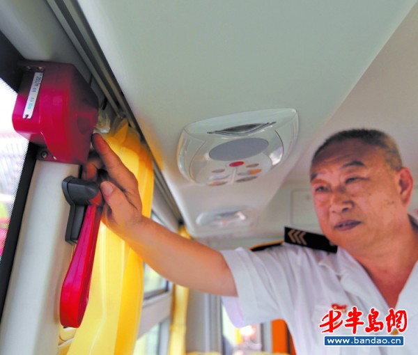 青島:郊區學生坐校車每月70元(圖) 青島:郊區學生坐校車每月70元(圖)