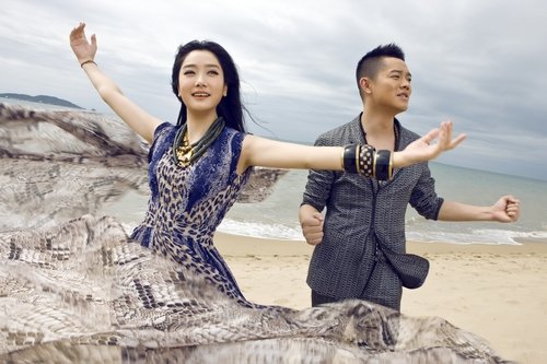 鳳凰傳奇助陣校車捐贈 “最炫民族風(fēng)”傳遞愛心 鳳凰傳奇助陣校車捐贈 “最炫民族風(fēng)”傳遞愛心