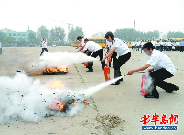 校車消防演練，40秒50人“逃生”(圖)