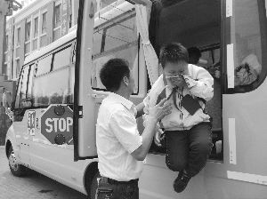 吳江60輛長鼻子校車上路 每學期乘車費340元 吳江60輛長鼻子校車上路 每學期乘車費340元