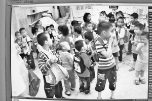 廈門:幼兒園7人座校車竟塞了42人 小朋友的臉緊貼后窗玻璃 廈門:幼兒園7人座校車竟塞了42人 小朋友的臉緊貼后窗玻璃