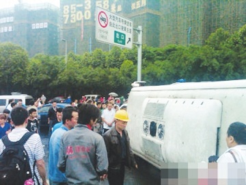 成都:滿載幼兒客車發生側翻 校方稱不是校車 成都:滿載幼兒客車發生側翻 校方稱不是校車