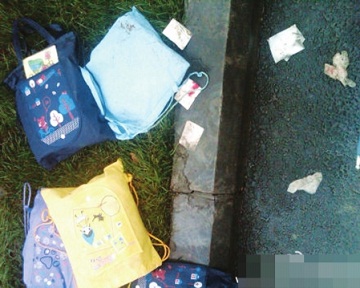 成都:滿載幼兒客車發生側翻 校方稱不是校車 成都:滿載幼兒客車發生側翻 校方稱不是校車