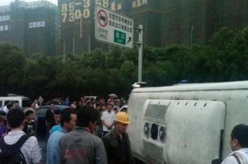 網友現場播報：成都幼兒園客車側翻（圖）