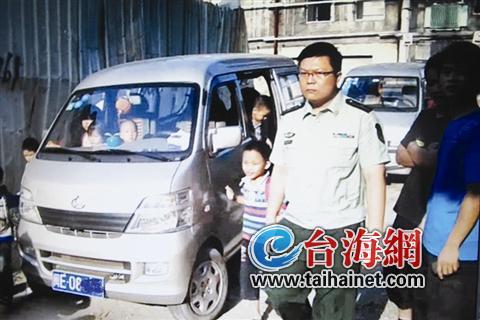 廈門一10座的“校車”竟然擠了42個(gè)人