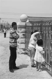 女童放學路上被碾壓 校車未送醫院半路將其扔下 女童放學路上被碾壓 校車未送醫院半路將其扔下