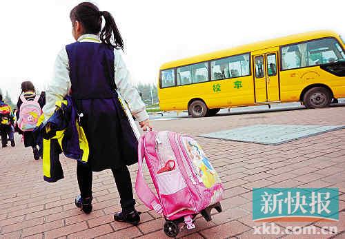 人販子假扮校車司機  開進小區接孩子