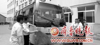 孩子們終于圓了“校車夢”(圖) 孩子們終于圓了“校車夢”(圖)