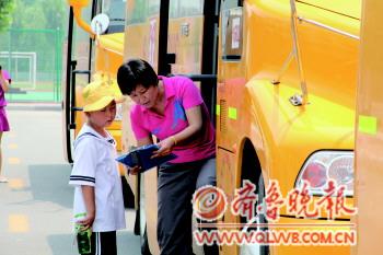 濱州六中的孩子坐上大鼻子校車/ 濱州六中的孩子坐上大鼻子校車