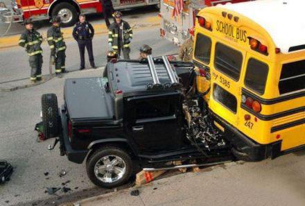 從悍馬撞美國(guó)校車 看河南校車起火的悲劇