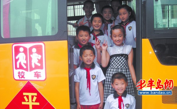 青島:專用校車保孩子平安(圖) 青島:專用校車保孩子平安(圖)