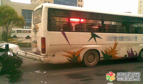 長春一幼兒園校車被奔馳追尾 造成部分孩子受傷