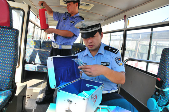 咸陽:交警嚴把校車安全關 堅決杜絕“并險”校車上路 咸陽:交警嚴把校車安全關 堅決杜絕“并險”校車上路