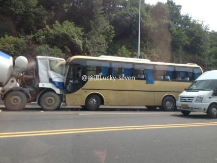 旅順南路三車相撞 客車司機被消防救出(圖)
