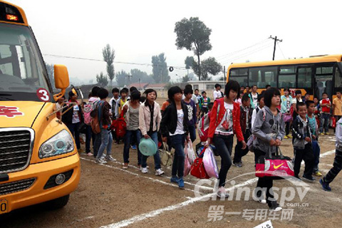 秦皇島山村學童開學坐上新校車(圖) 秦皇島山村學童開學坐上新校車(圖)