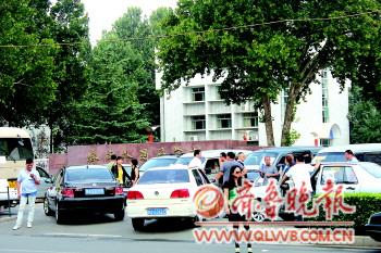 私家車打著校車旗號攬客 若有意外難追責 私家車打著校車旗號攬客 若有意外難追責