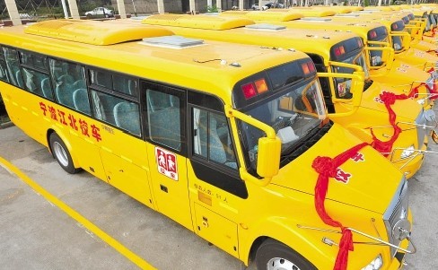 9月3日起江北28輛新校車上路 學生每天坐車只要兩元 9月3日起江北28輛新校車上路 學生每天坐車只要兩元