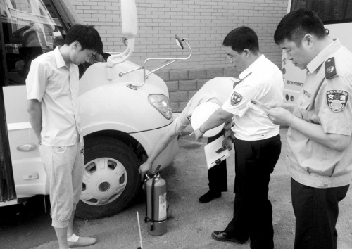 東陵:127輛校車昨天挨個“過篩子”(圖) 東陵:127輛校車昨天挨個“過篩子”(圖)