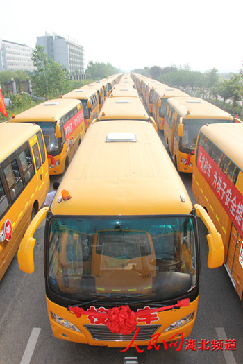 洪湖農村娃乘上開往希望田野的校車(圖) 洪湖農村娃乘上開往希望田野的校車(圖)