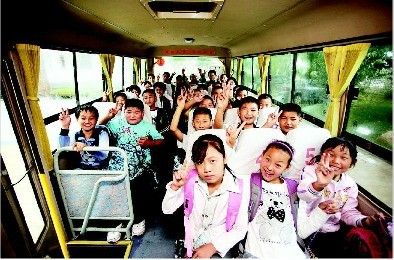閻良5400名孩子求學(xué)路上有校車接送