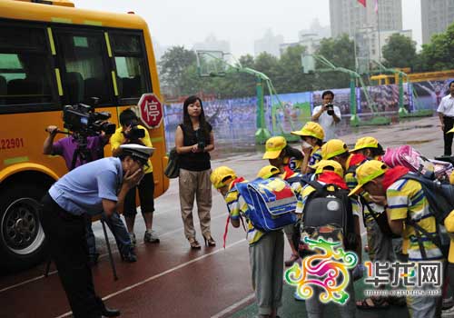 開學(xué)第一課 交巡警教小學(xué)生校車逃生技巧(圖) 開學(xué)第一課 交巡警教小學(xué)生校車逃生技巧(圖)
