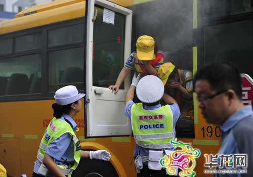 開學(xué)第一課 交巡警教小學(xué)生校車逃生技巧(圖) 開學(xué)第一課 交巡警教小學(xué)生校車逃生技巧(圖)