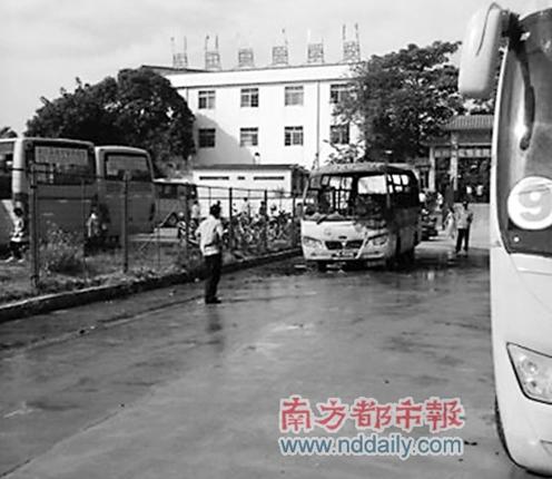 學校門前燒校車(圖)