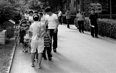 北京：校車禁入小區(qū)民警護(hù)送入園