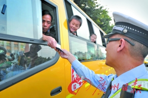 民校校車(chē)已納入戶(hù)籍化管理/ 民校校車(chē)已納入戶(hù)籍化管理