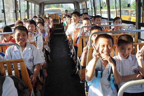 山東鄒平實現農村小學生免費乘校車(圖)