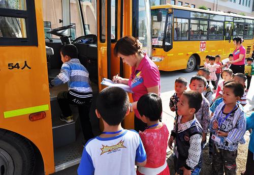 山東鄒平實現農村小學生免費乘校車(圖)