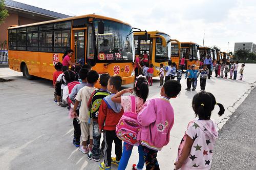 山東鄒平實現農村小學生免費乘校車(圖)