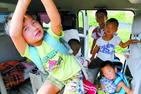 鄭州智慧樹幼兒園校車超載 荷載8人拉了16個孩子